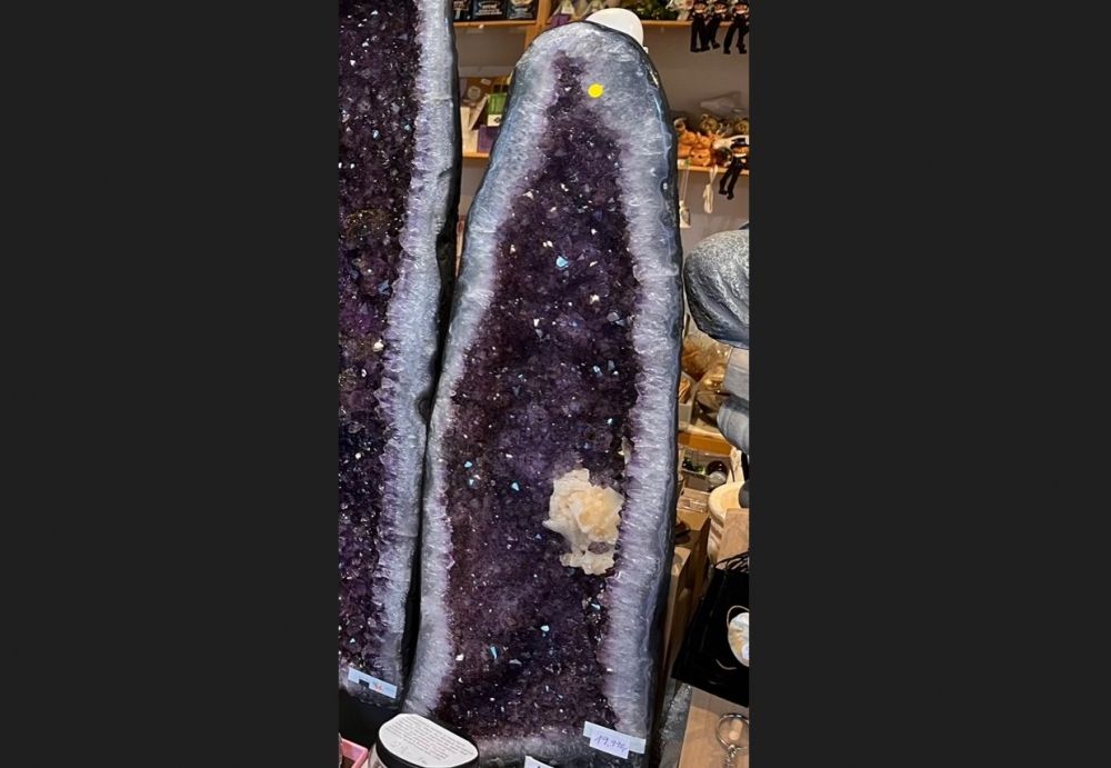 Amethyst-Geode mit schönem calcit