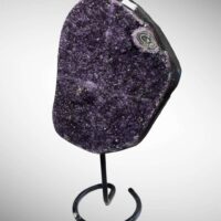 Große Amethyst-Geode auf Metallständer beeindruckendes Stück