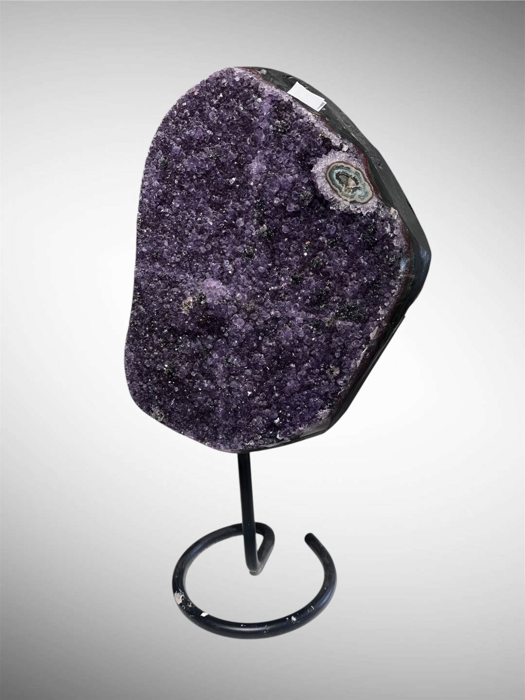 Große Amethyst-Geode auf Metallständer beeindruckendes Stück