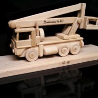 Montagefahrzeug Hubarbeitsbühne Geschenk Holzmodell zum Ruhestand