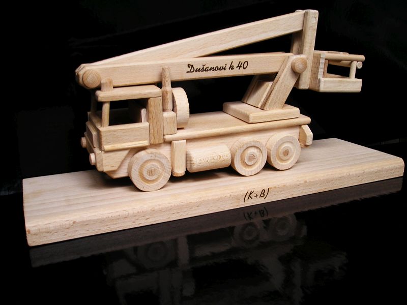 Montagefahrzeug Hubarbeitsbühne Geschenk Holzmodell zum Ruhestand