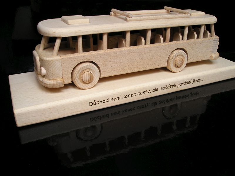 Historischer Bus RTO Holz – stilvolles Geschenk für Fahrer zum Ruhestand