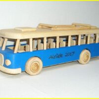 Holzbus für Kinder – traditionelles Spielzeug