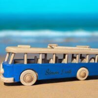 Blauer Holzbus zum Geburtstag
