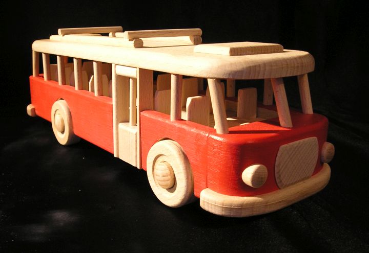 Holzbus – Geschenk für Mitarbeiter des Verkehrsunternehmens