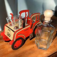 Roter Traktor Modell mit Flasche Motiv Traktorfahrer