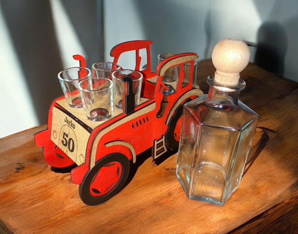 Roter Traktor Modell mit Flasche Motiv Traktorfahrer