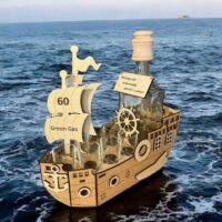 Segelschiff mit Flasche – Geschenk für Seeleute zum Geburtstag