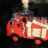 Feuerwehrwagen – Flaschenständer mit Schnapsgläsern für Feuerwehrleute