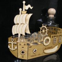 Schiffsmodell mit integrierter Flasche und Schnapsgläsern personalisiert