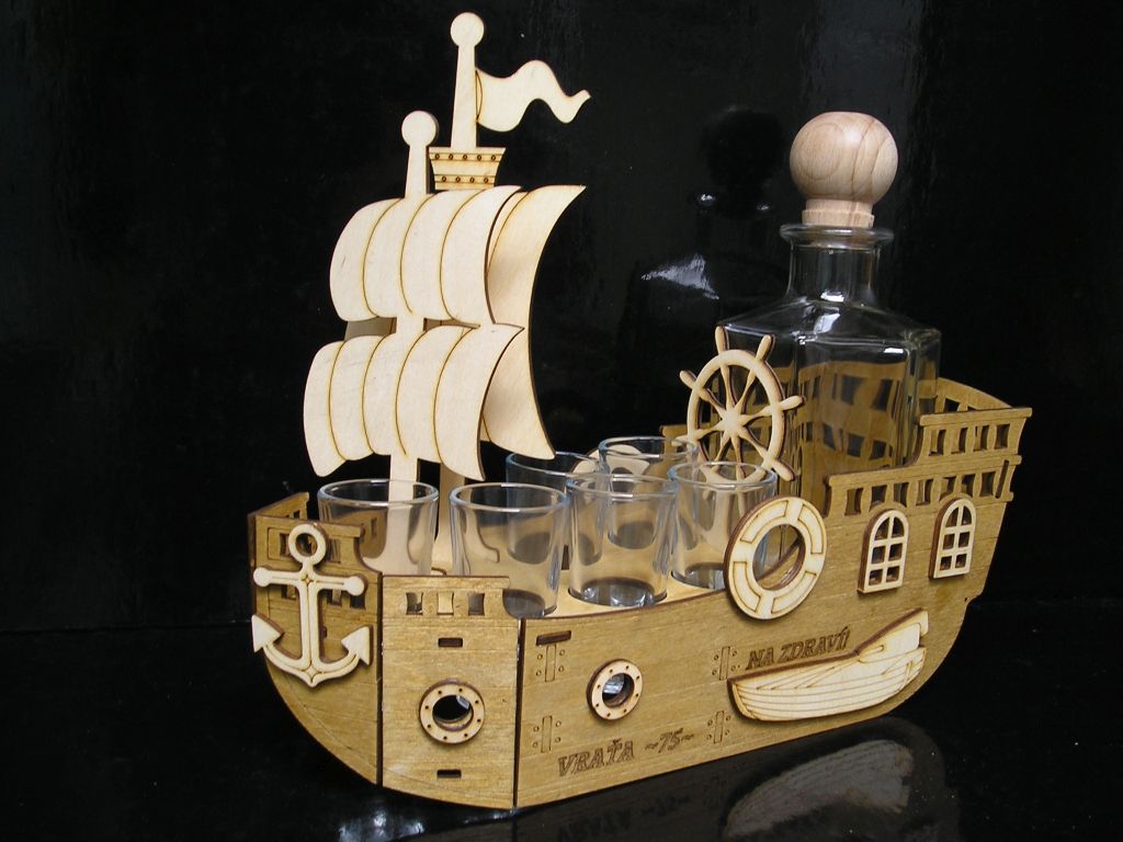 Schiffsmodell mit integrierter Flasche und Schnapsgläsern personalisiert