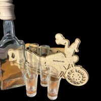Motorradmodell mit Flasche und Shotgläsern