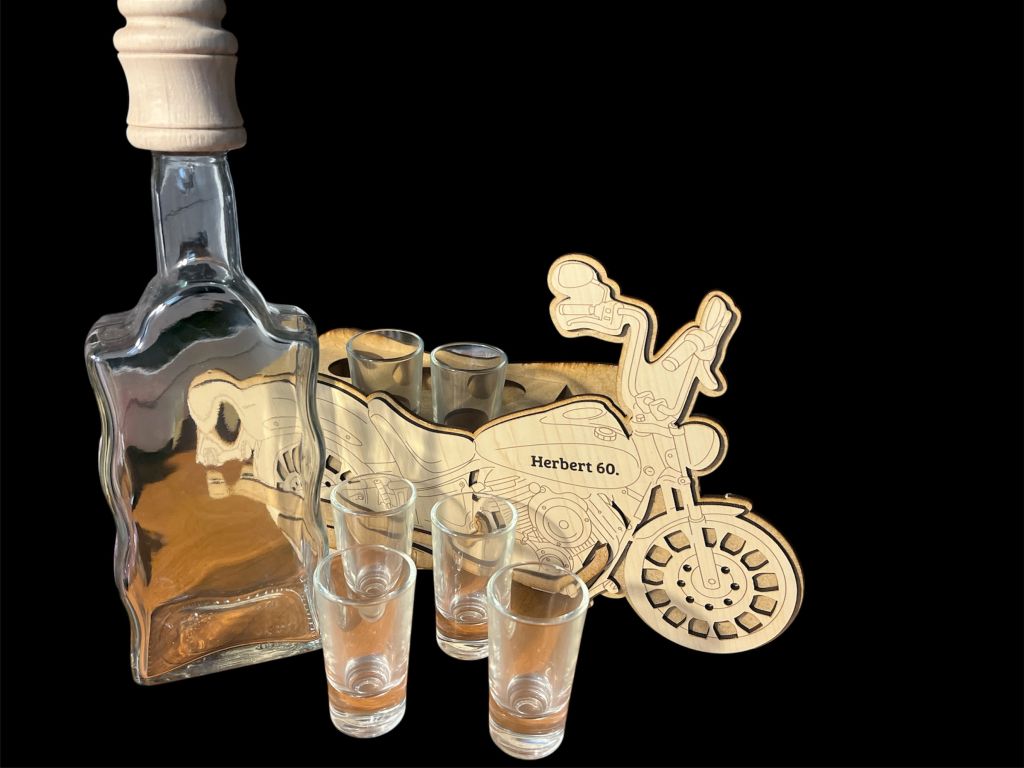 Motorradmodell mit Flasche und Shotgläsern