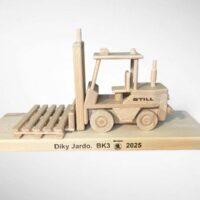 Holz-Gabelstaplermodell – Geschenk für Lageristen und Logistiker
