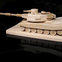 Modell eines US-Panzers Abrams auf Sockel mit Personalisierung