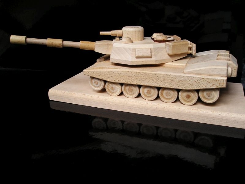 Modell eines US-Panzers Abrams auf Sockel mit Personalisierung