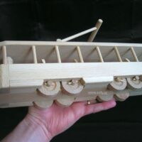 Holzspielzeug in Form einer Straßenbahn hergestellt?
