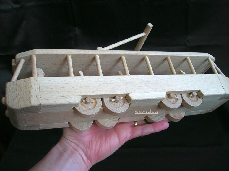 Holzspielzeug in Form einer Straßenbahn hergestellt?