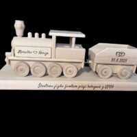 Holzlokomotive auf Sockel mit personalisierter Widmung als Hochzeitsgeschenk
