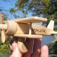 Kinderspielzeugflugzeug handgemachtes Geschenk