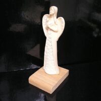 Eengel Figur mit Blume auf Holzsockel personalisiert