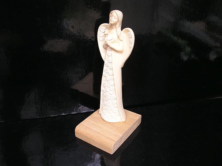 Eengel Figur mit Blume auf Holzsockel personalisiert