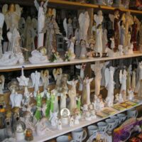 Schutzengel Figur mit Mädchen auf Sockel mit Gravur