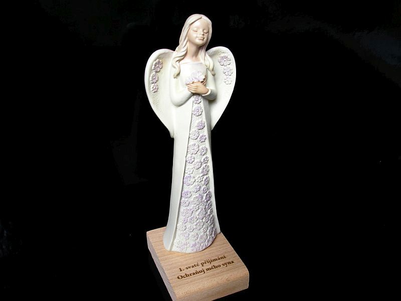 Schutzengel Figur Blume auf Holzsockel mit Namen