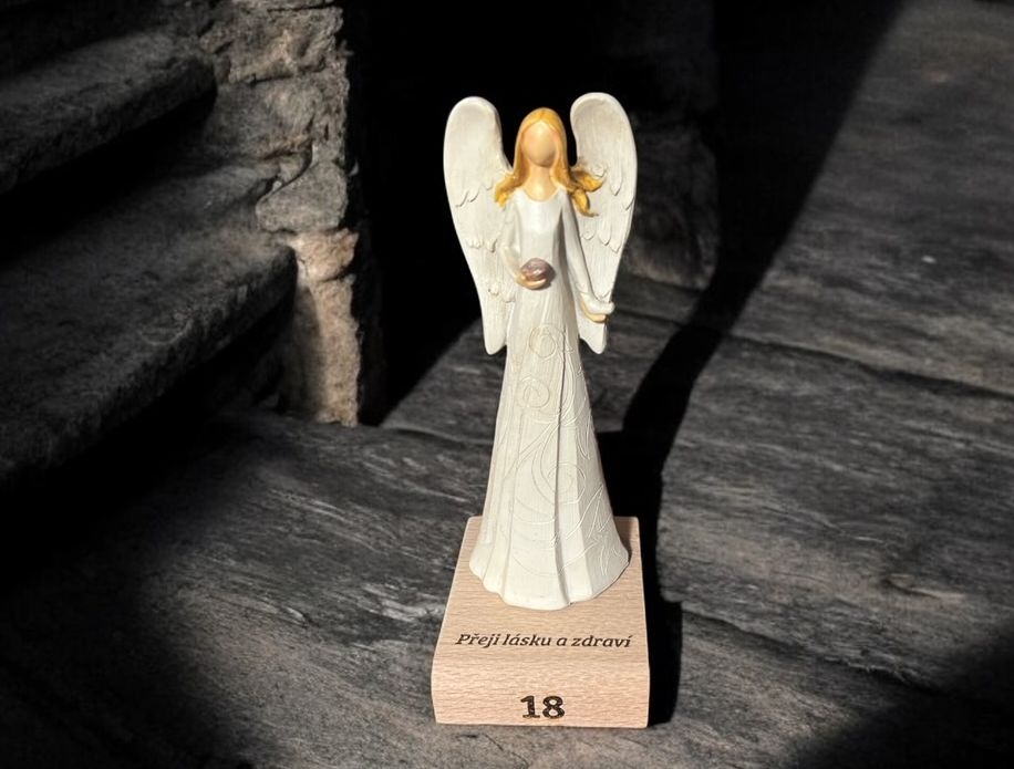 Engel Figur mit Schale auf Holzsockel personalisiert
