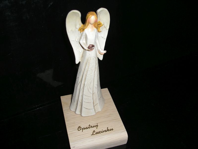 Engel Figur Schale auf Holzsockel mit Namen