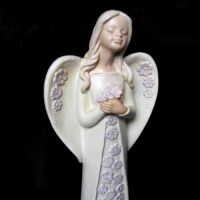 Schutzengel Figur mit Blume als Schutzsymbol