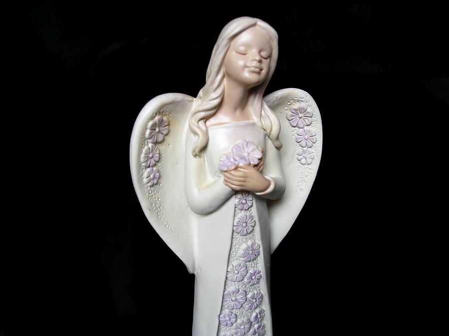 Schutzengel Figur mit Blume als Schutzsymbol