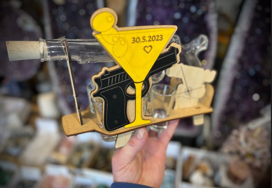 Pistole als Liebesgeschenk Flasche Schnapsgläser