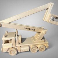 LKW-Arbeitsbühne Geschenk auf Holzsockel – personalisiert