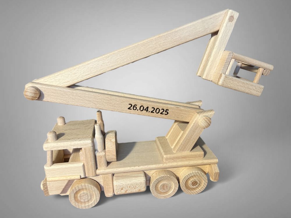 LKW-Arbeitsbühne Geschenk auf Holzsockel – personalisiert