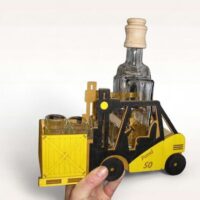 Geschenk für Staplerfahrer: Holz-Gabelstapler mit Flasche und Gläsern
