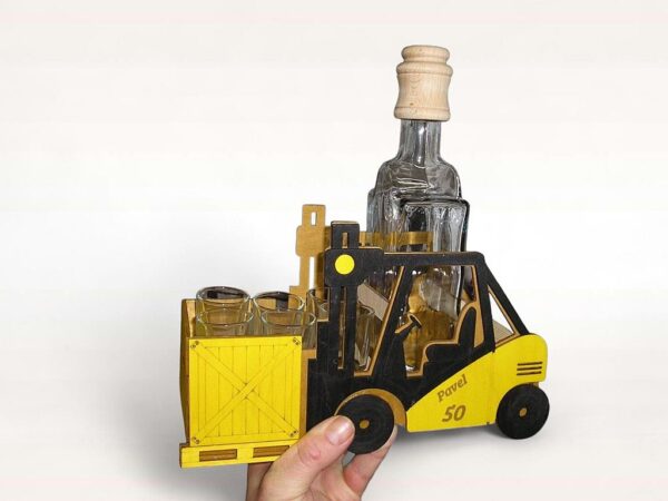Geschenk für Staplerfahrer: Holz-Gabelstapler mit Flasche und Gläsern