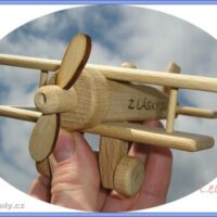 Symbolisches Holzflugzeug als Liebesgeschenk