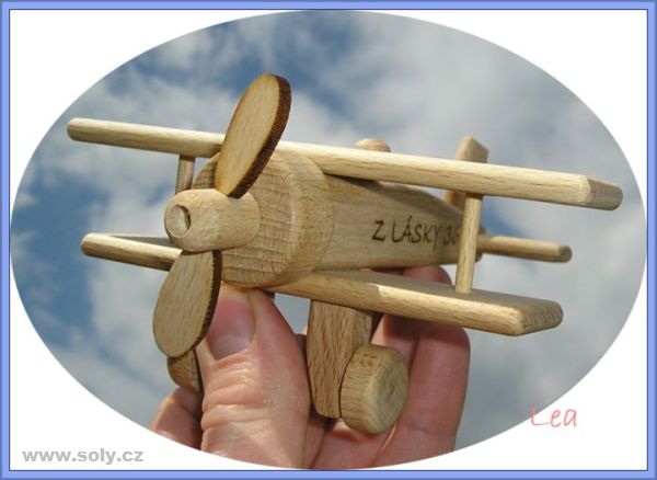 Symbolisches Holzflugzeug als Liebesgeschenk