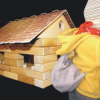 Holzgarage mit Auto Bausatz