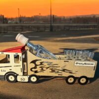 Geschenk für LKW-Fahrer mit Flasche und Schnapsgläsern zum 50.