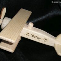 Holzflugzeug für Kinder – schönes Geschenk für Jungen