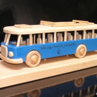 Geschenk-Holzbus auf Sockel – ideal für Busfahrer