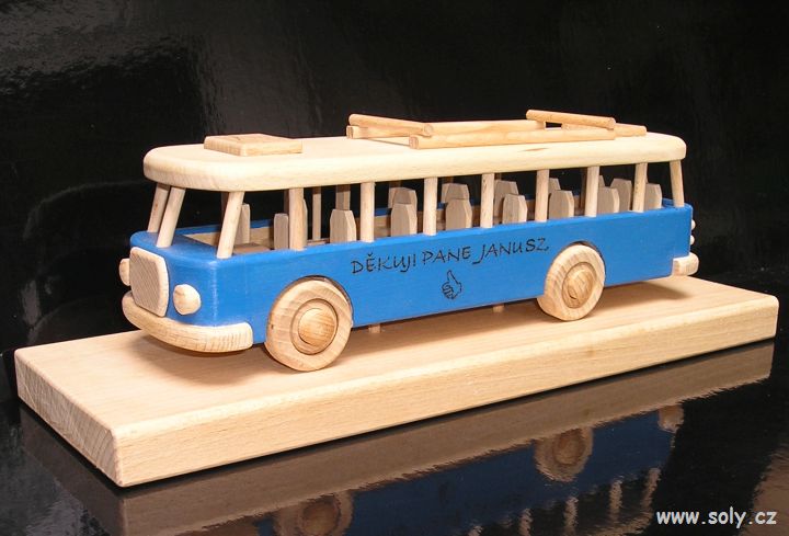 Geschenk-Holzbus auf Sockel – ideal für Busfahrer