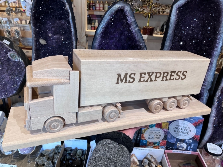 Personalisiertes LKW-Modell mit graviertem Namen als Geschenk zum Geburtstag