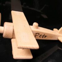 Holzflugzeug – Spielzeug für Kinder und Sammler