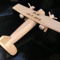 Holzflugzeug als Hochzeitsgeschenk