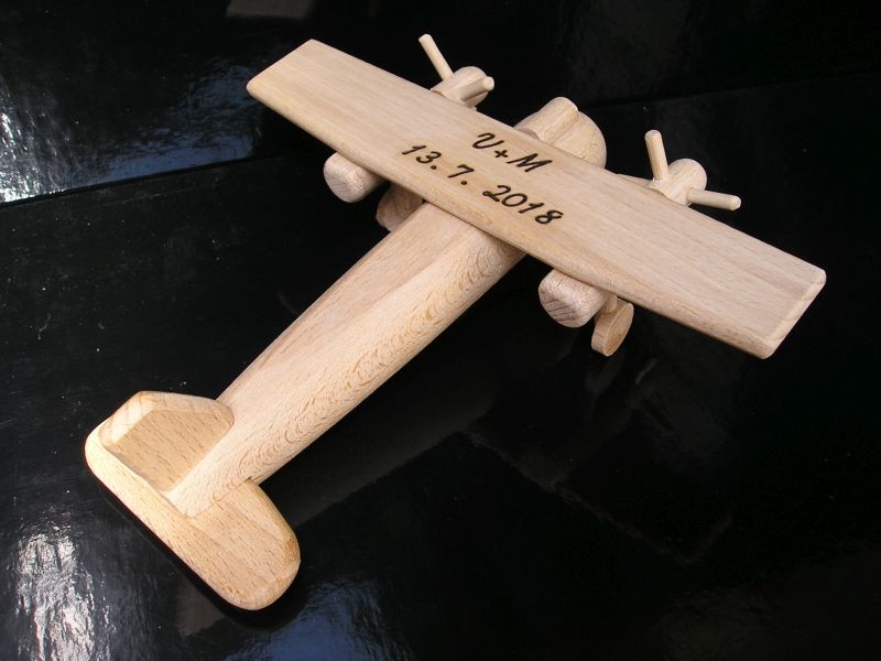Holzflugzeug als Hochzeitsgeschenk