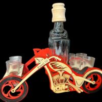 Stilvolles Motorrad mit Flasche als Geschenk zum 50. Geburtstag