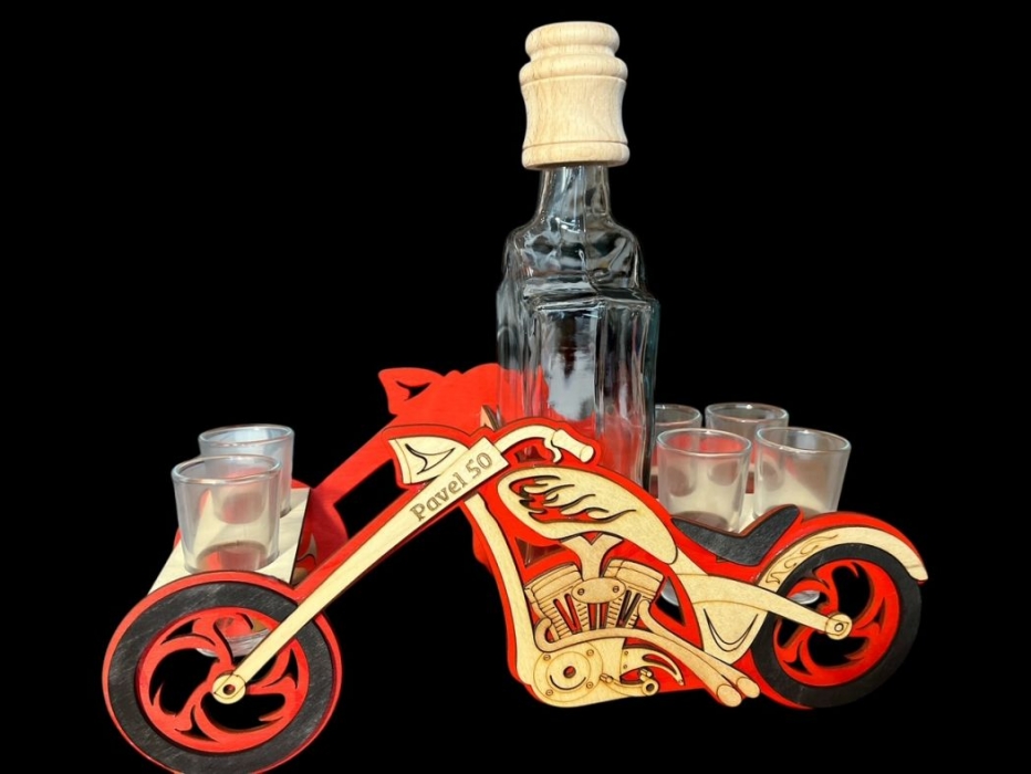 Stilvolles Motorrad mit Flasche als Geschenk zum 50. Geburtstag